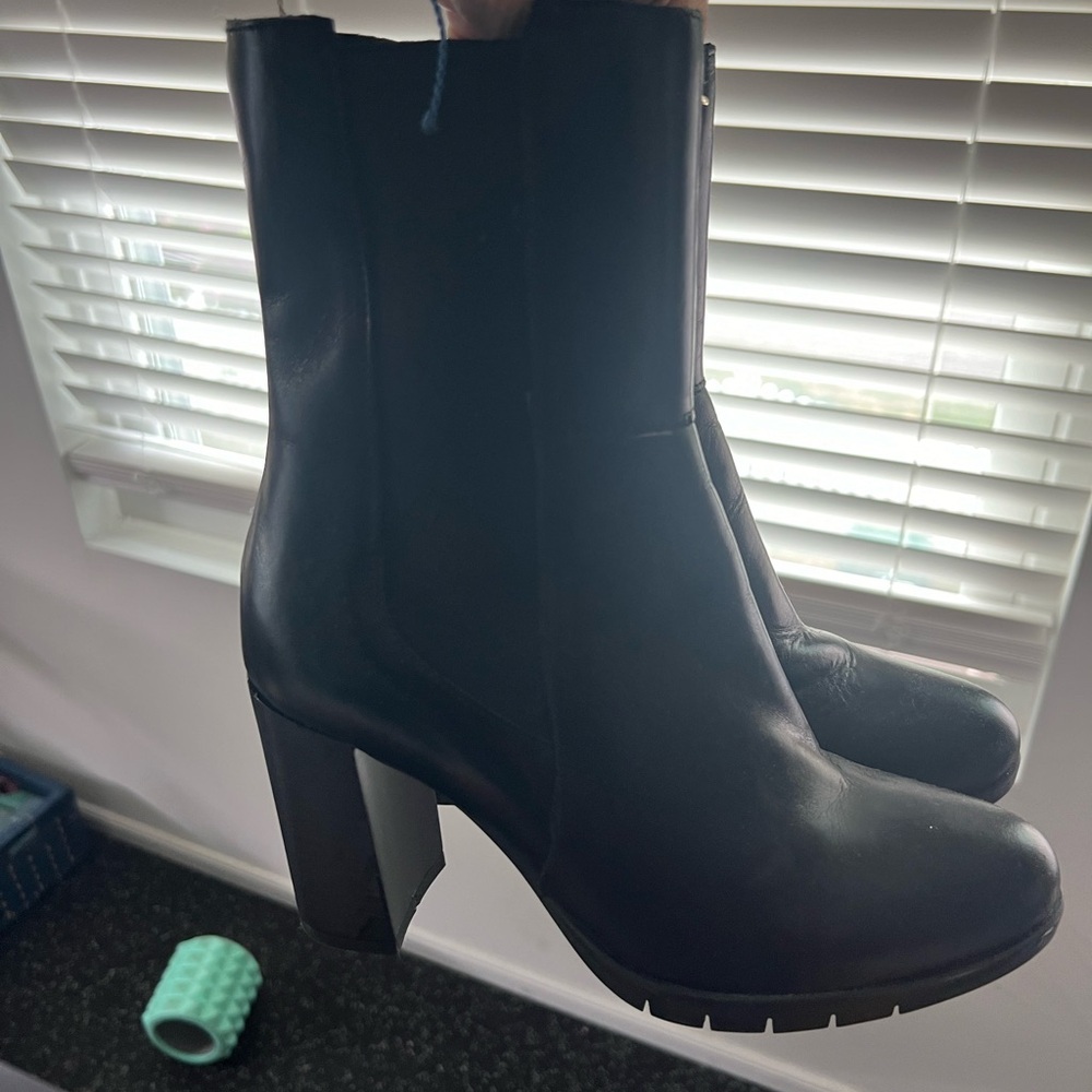Rizzoli half height black heeled boots